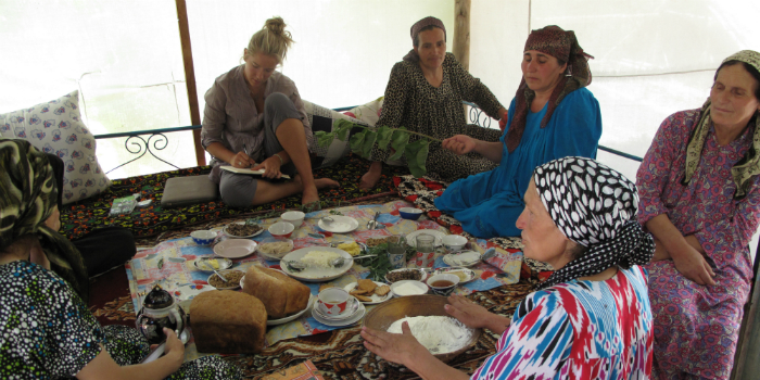 Briser le pain pour comprendre la tradition : l’ancienne stagiaire de la Fondation Jamila Haider (à l’arrière) enregistre les réflexions de femmes pamiriennes sur leur nourriture et leur culture.