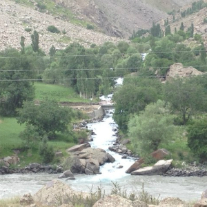 Le ruisseau afghan qui se jette dans la rivière Panj.