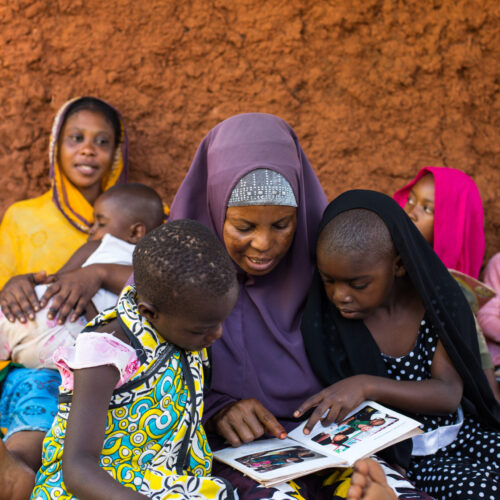 750B7380 A mother reads to her daughters at the local community library. Photo credit: Mohamed Altoum / AKFC